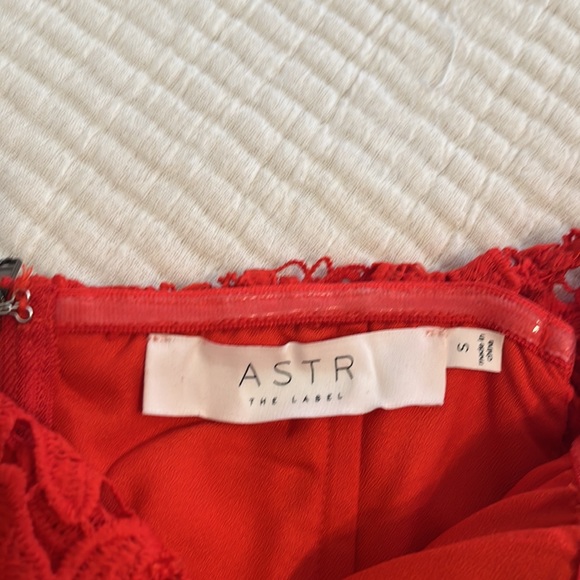 Gorgeous ASTR The Label off the shoulder red dress - Picture 4 of 8